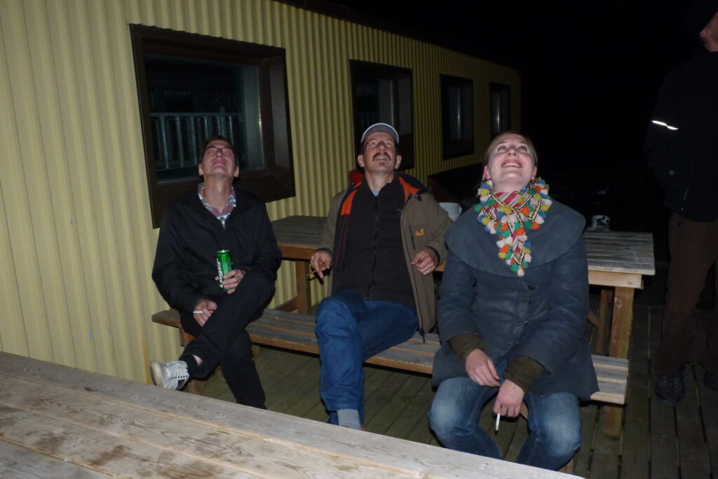 Unsere ersten Nordlichter scheinen am Himmel.