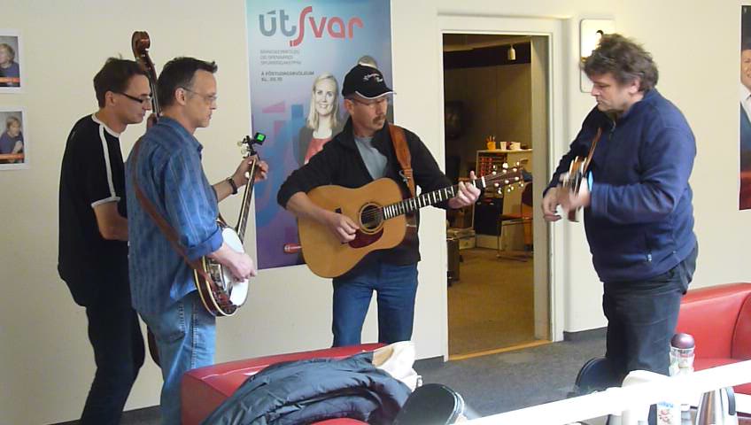 Jam vor dem Radiostudio des RAS 2 in Island