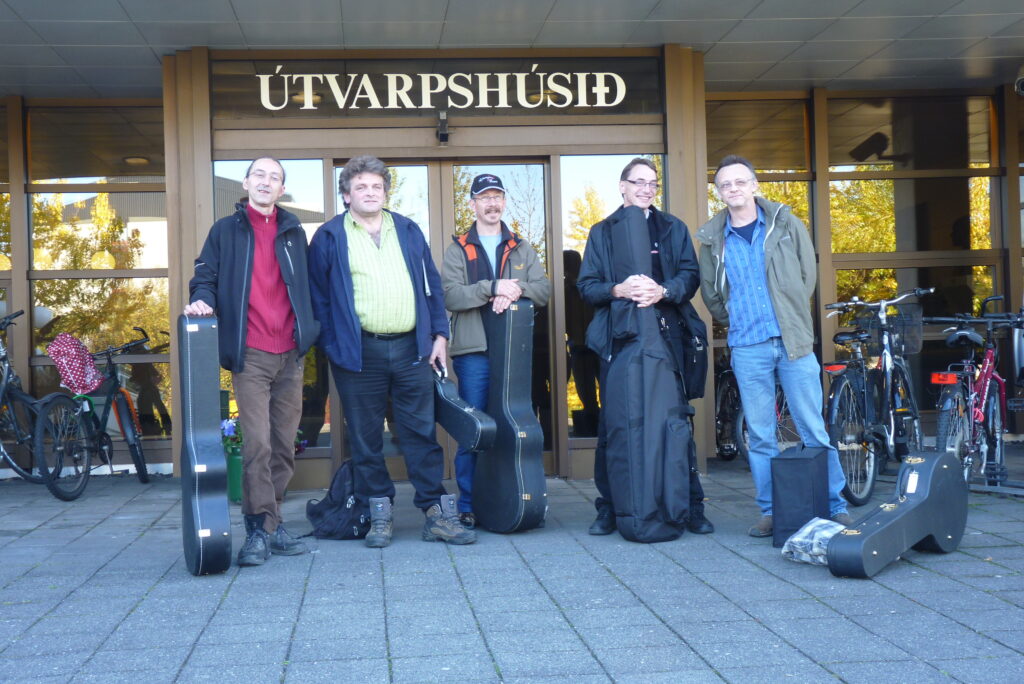 Vor dem Radiostudio RAS 2 in Island