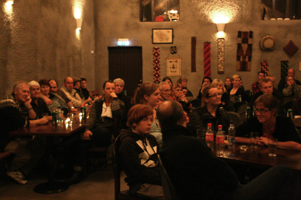 Publikum im Hjalli Kjós Island